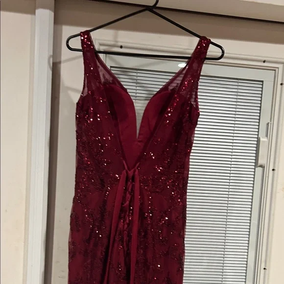 Elegant Burgundy Sequin Prom Dress with V-Neck - Picture 3 of 10